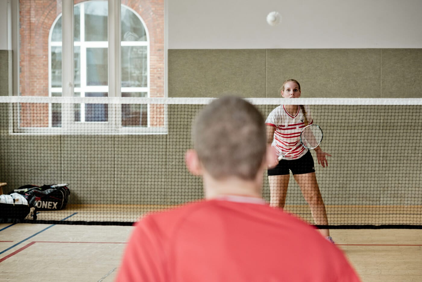 Inken in Aktion beim Badminton spielen