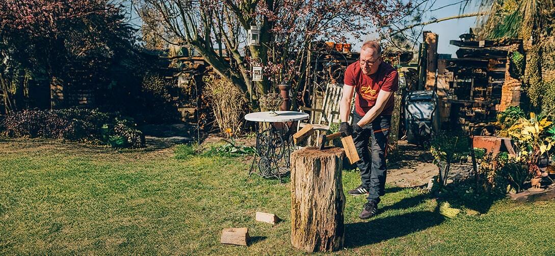 Headerbild - Mann beim Holzhacken