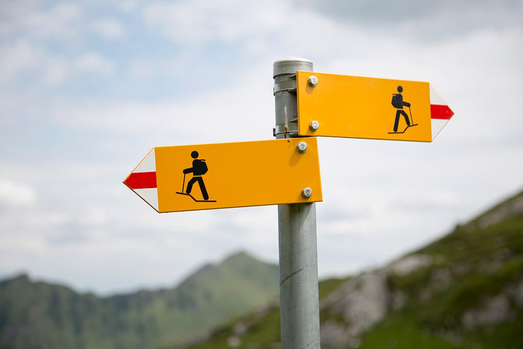 Zwei Wegschilder für Wanderer.