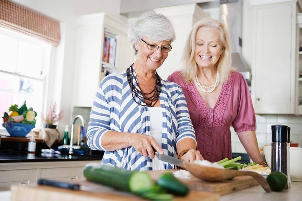 Zwei Frauen kochen zusammen.