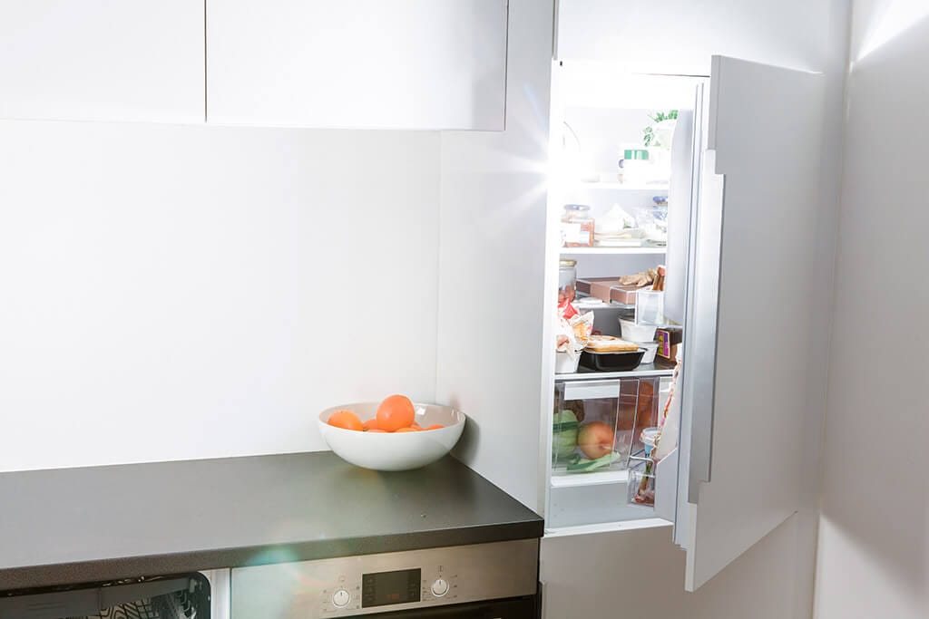 Küche mit einer offenen Kühlschranktür.