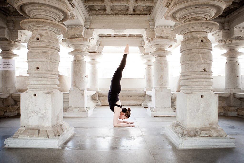Eine Frau macht Yoga in einem Tempel.