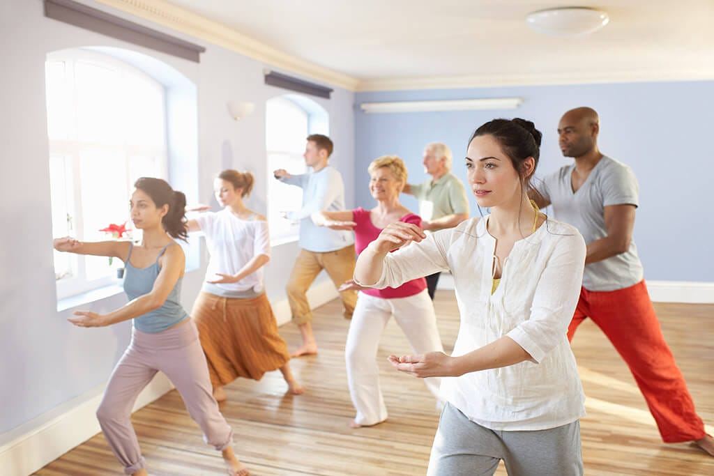 Eine Gruppe Personen machen zusammen Tai-Chi.