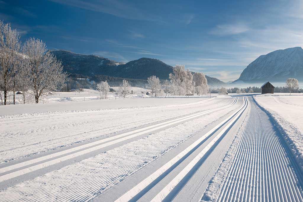 Schneelandschaft mit Skispuren im Schnee.