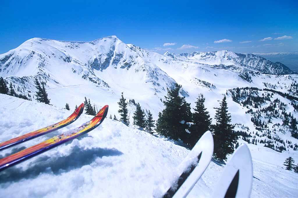 Zwei Skifahrer stehen bereit zur Abfahrt.