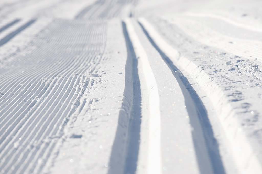 Skispuren im Schnee.