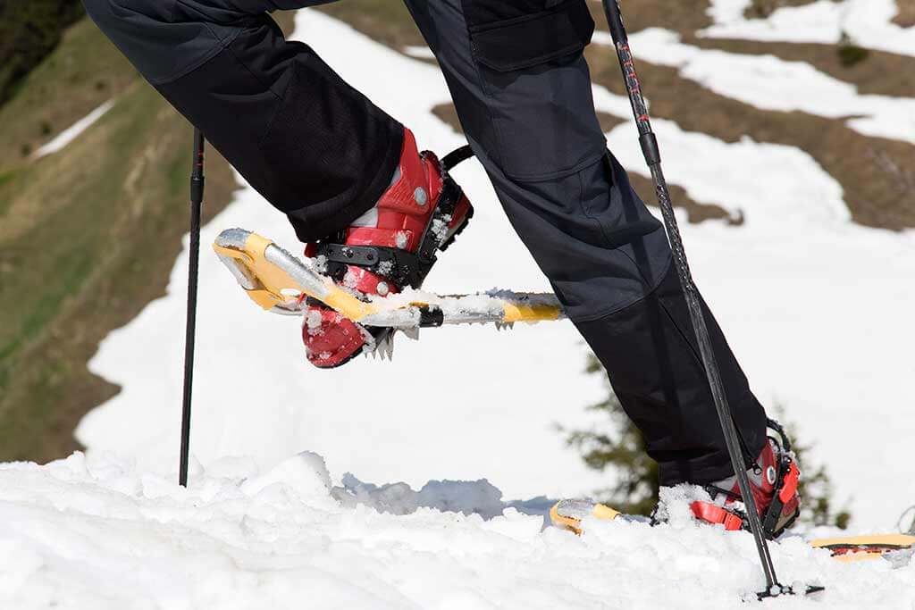 Eine Person beim Schneeschuhwandern.