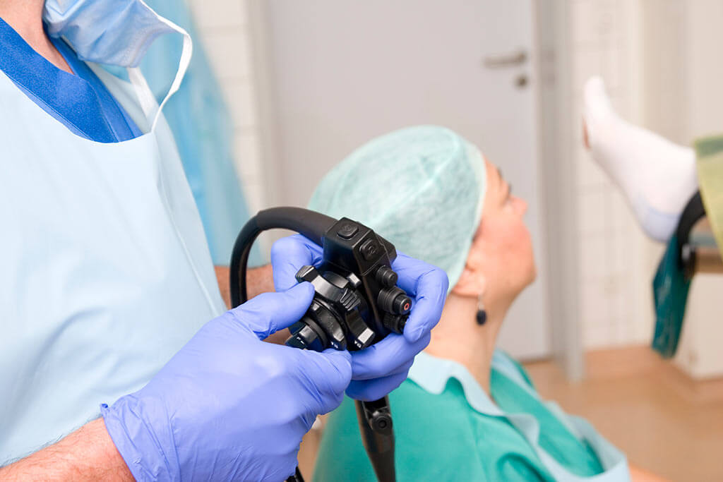 Zwei Ärzte mit einem Gerät in der Hand zur Darmkrebsvorsorge.
