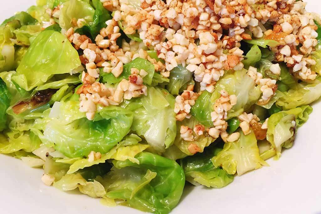 Grüner Salat mit Nüssen.
