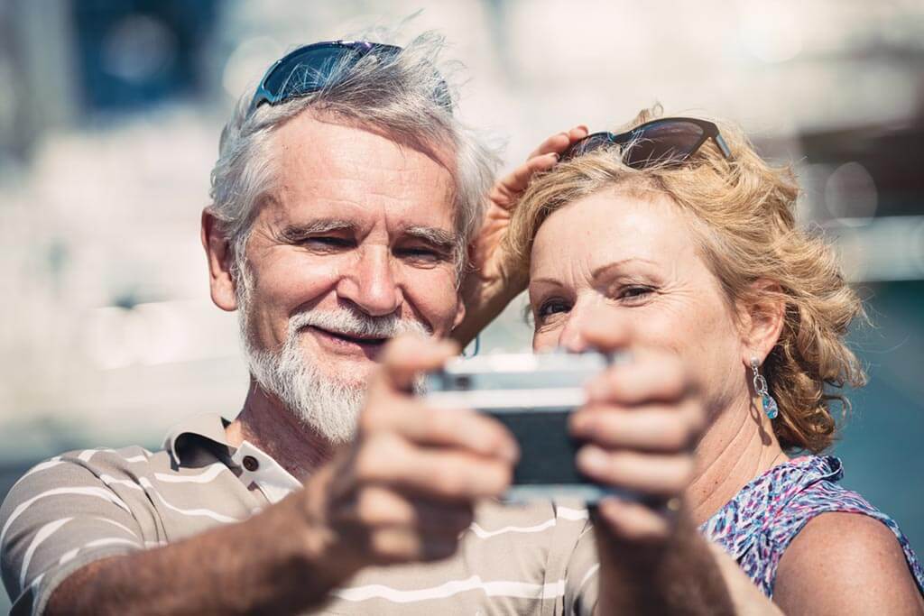 Älteres Paar macht ein Selfie im Urlaub.