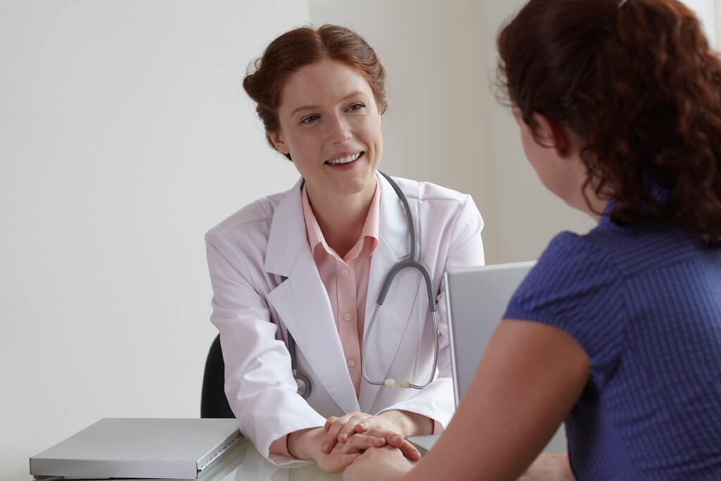 Ärztin berät eine Patientin