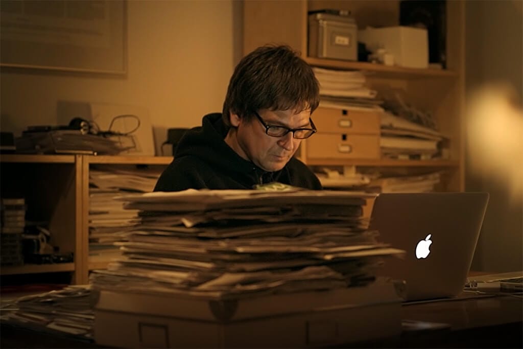 Jörg Böckem sitzt an seinem Schreibtisch.