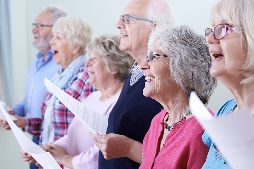 Ältere Personen singen zusammen im Chor.