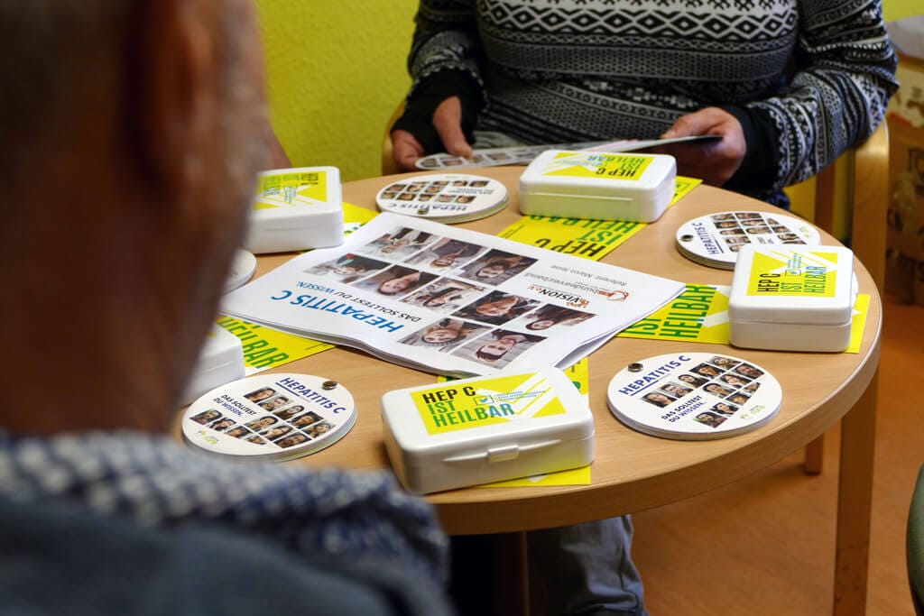 Ein Tisch mit Informationsmaterialien zu Hepatitis C.
