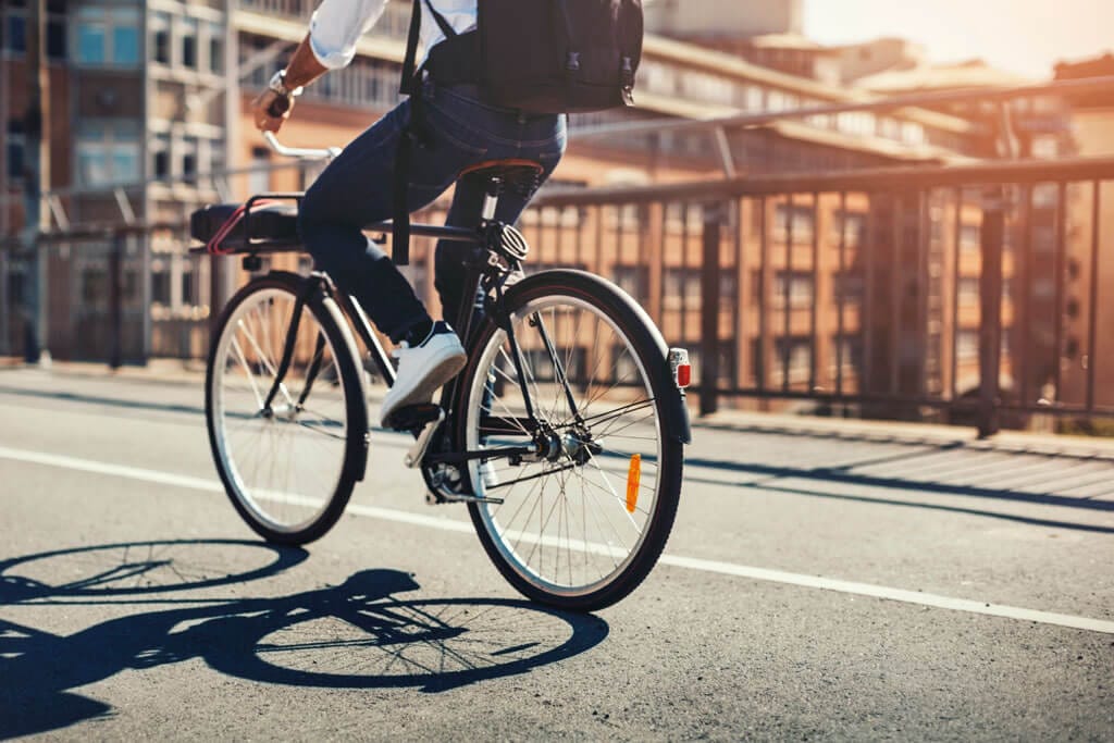 Ein Mann fährt Fahrrad.