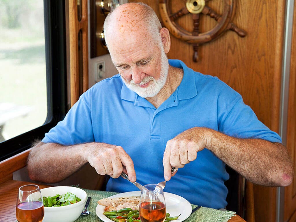 Senior beim Essen