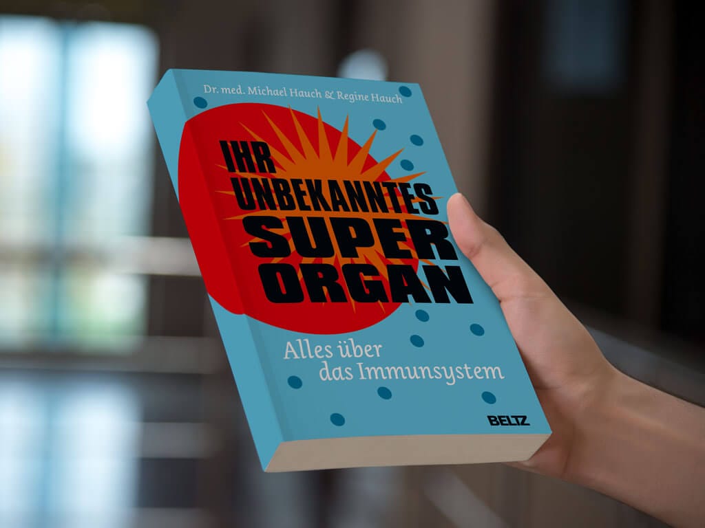 Buch wird in der Hand gehalten