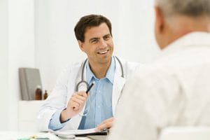 Ein Arzt unterhält sich mit seinem Patienten