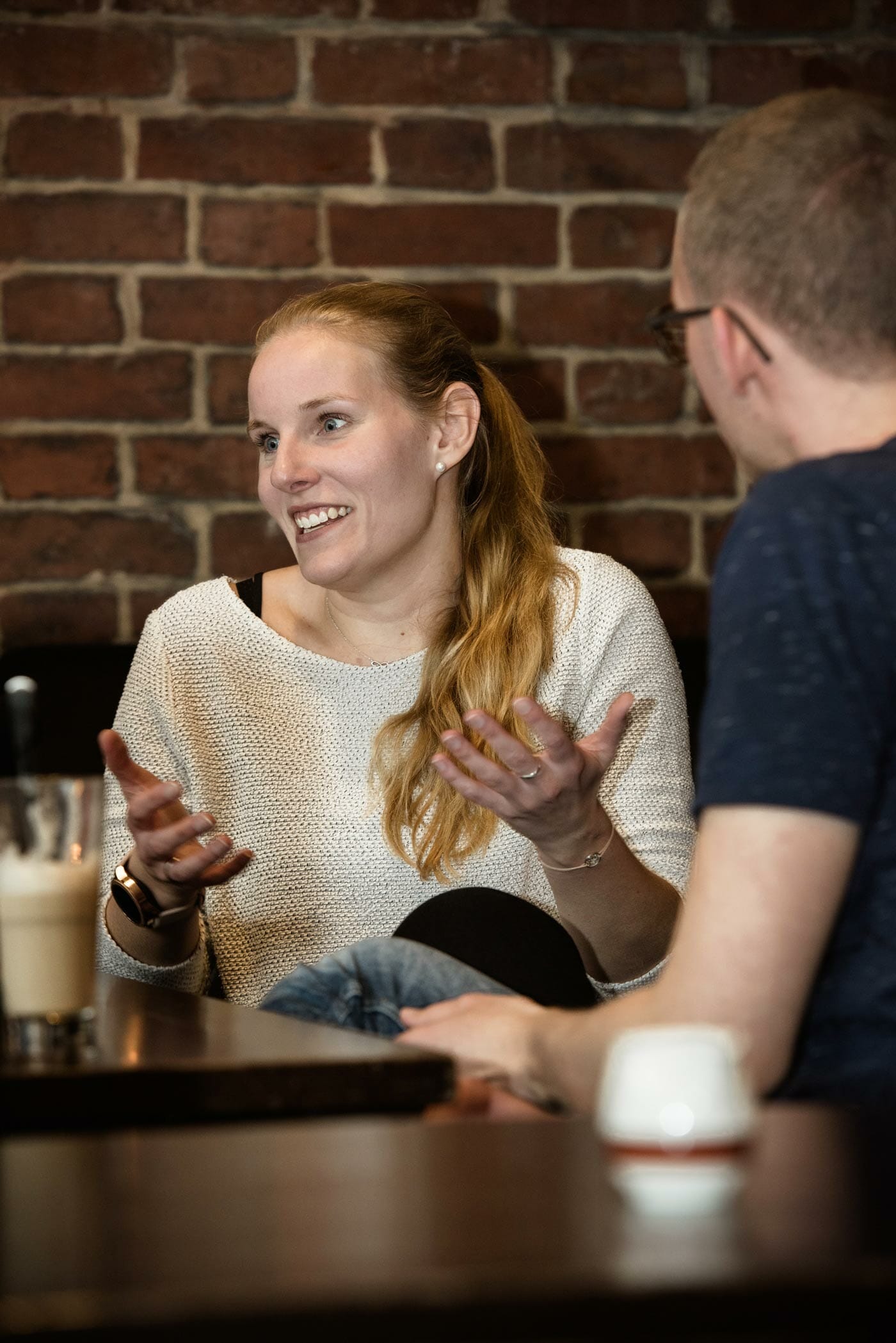 Inken in einem Café