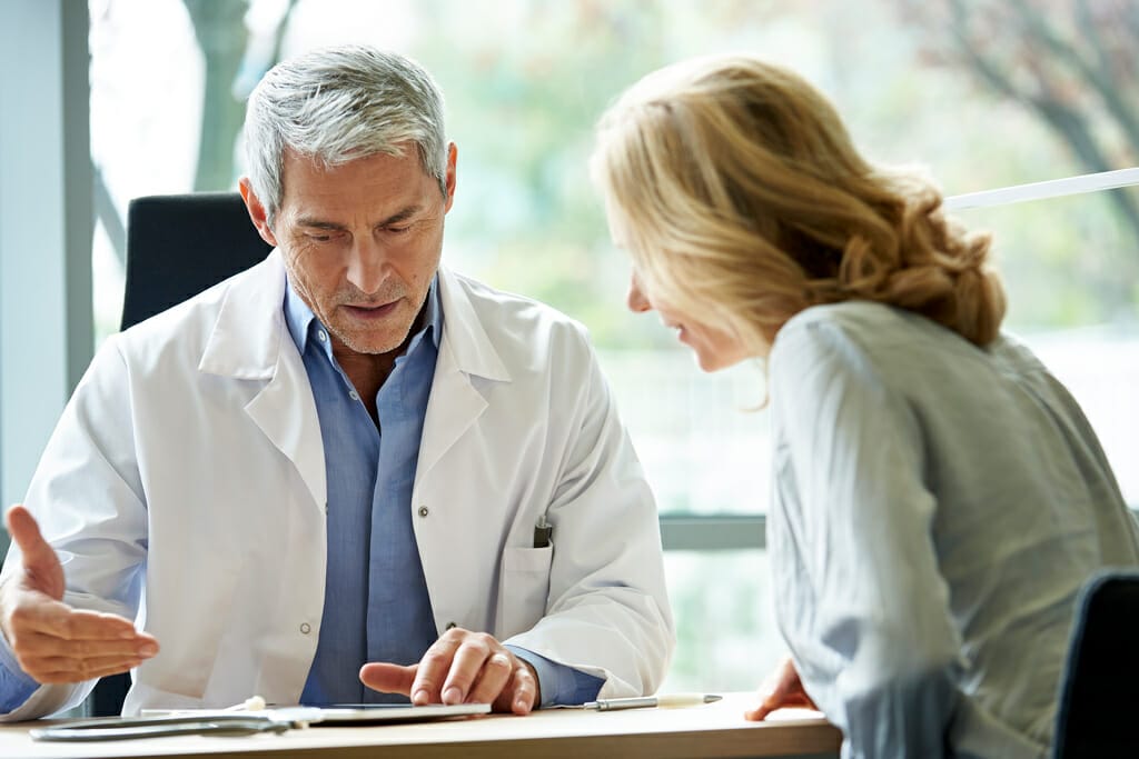 Eine Patientin bespricht ih Therapieziel mit dem Arzt.