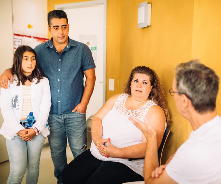 Valentina mit ihrer Familie bei Dr. Jörg Fränken