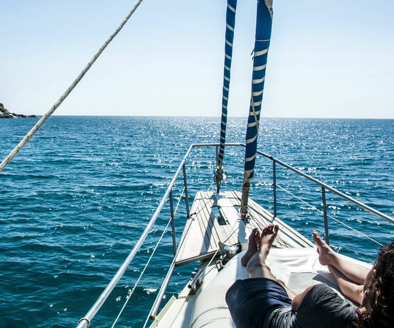 Blick vom Segelboot aufs Meer