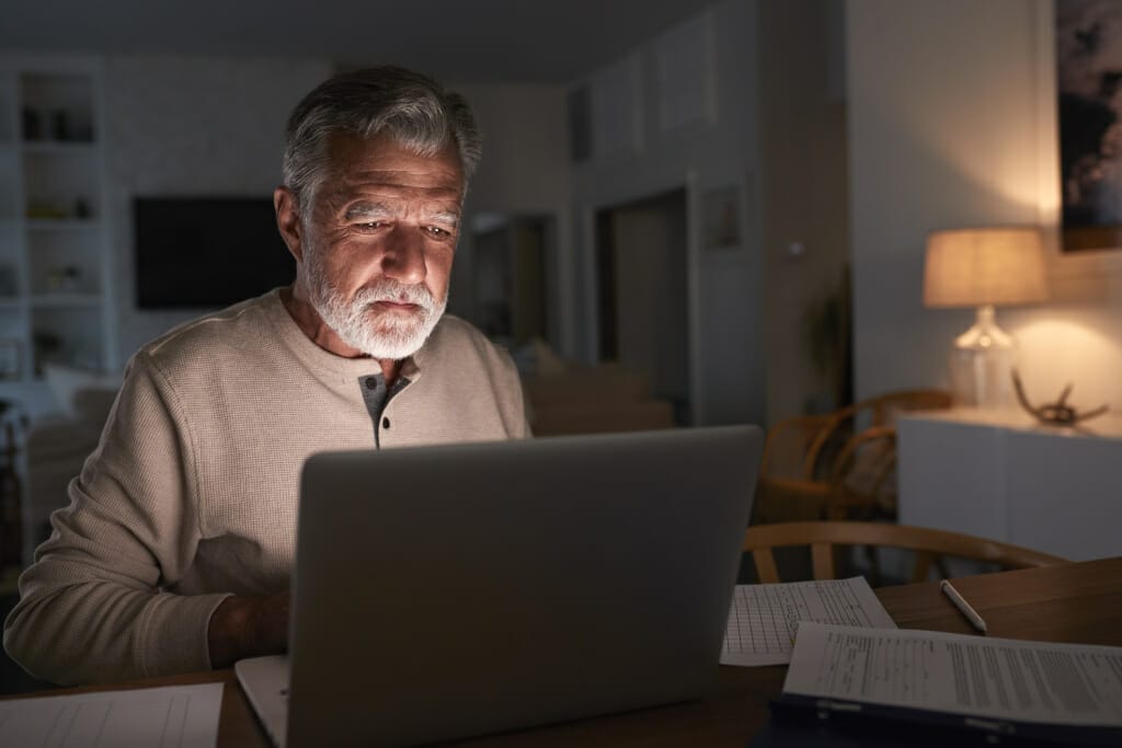 Älterer Mann am Laptop.