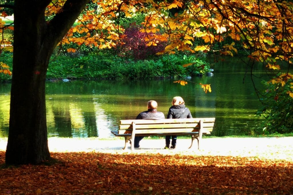 Ein Paar auf einer Parkbank
