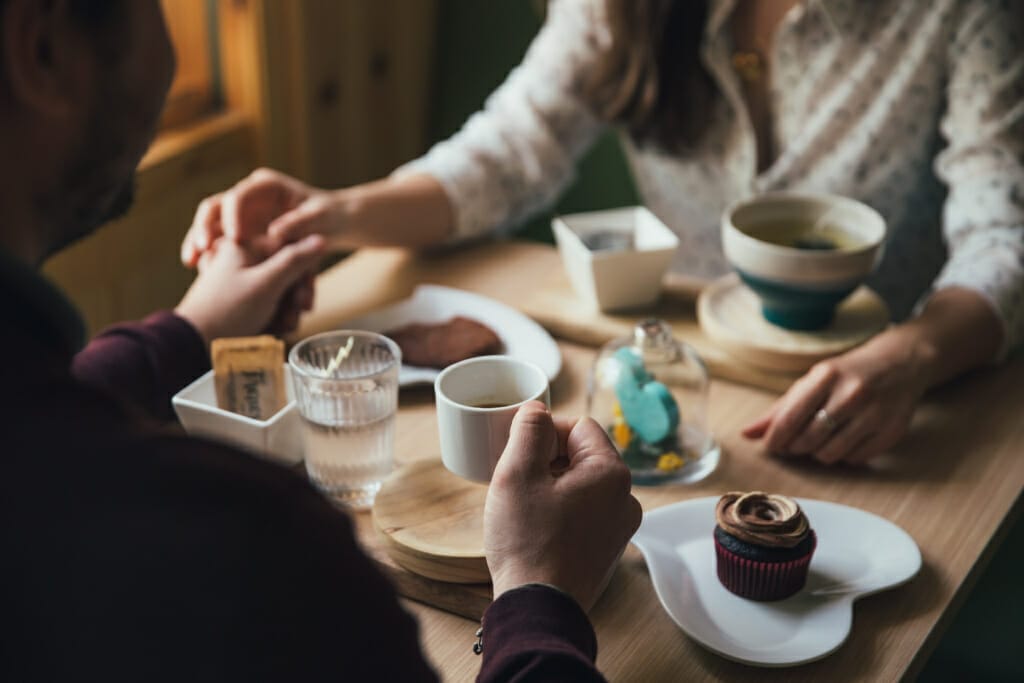 Tochter und Vater beim Kaffee trinken