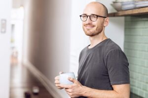 Mann mit einer Tasse in der Hand