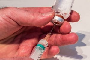 Aufziehen einer Spritze mit Impfstoff