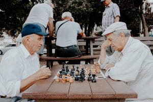 Zwei ältere Männer spielen Schach