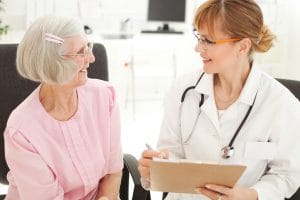 Ältere Frau spricht mit ihrer Ärztin