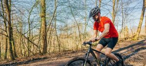 Kevin auf dem Mountainbike im Wald