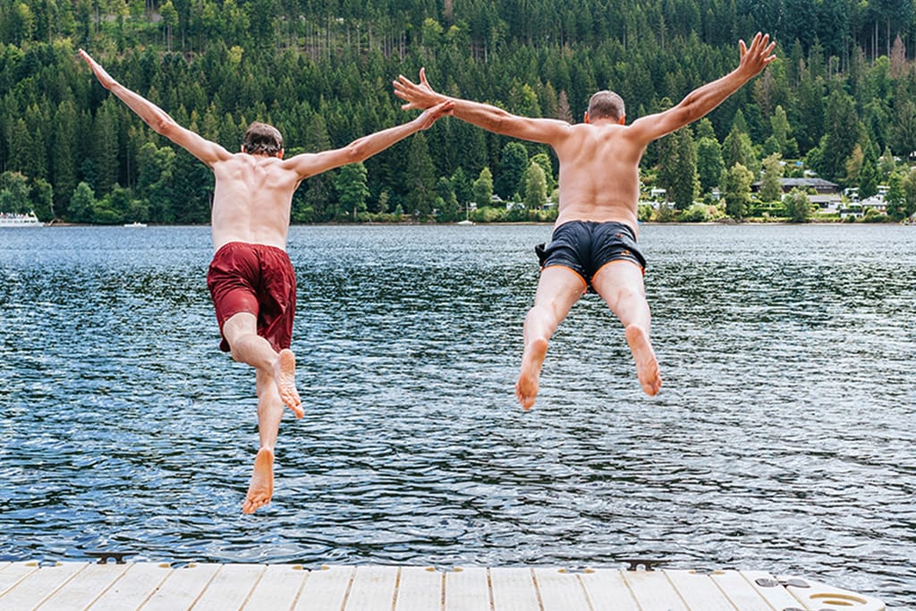 Sprung ins Wasser mit Schuppenflechte