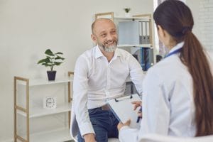 Mann spricht mit seiner Ärztin über Schuppenflechte
