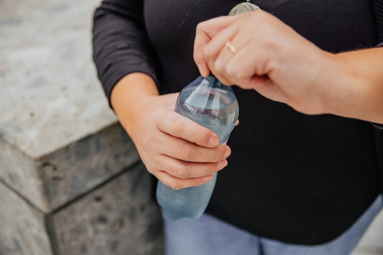 Marie-Luise öffnet eine Flasche