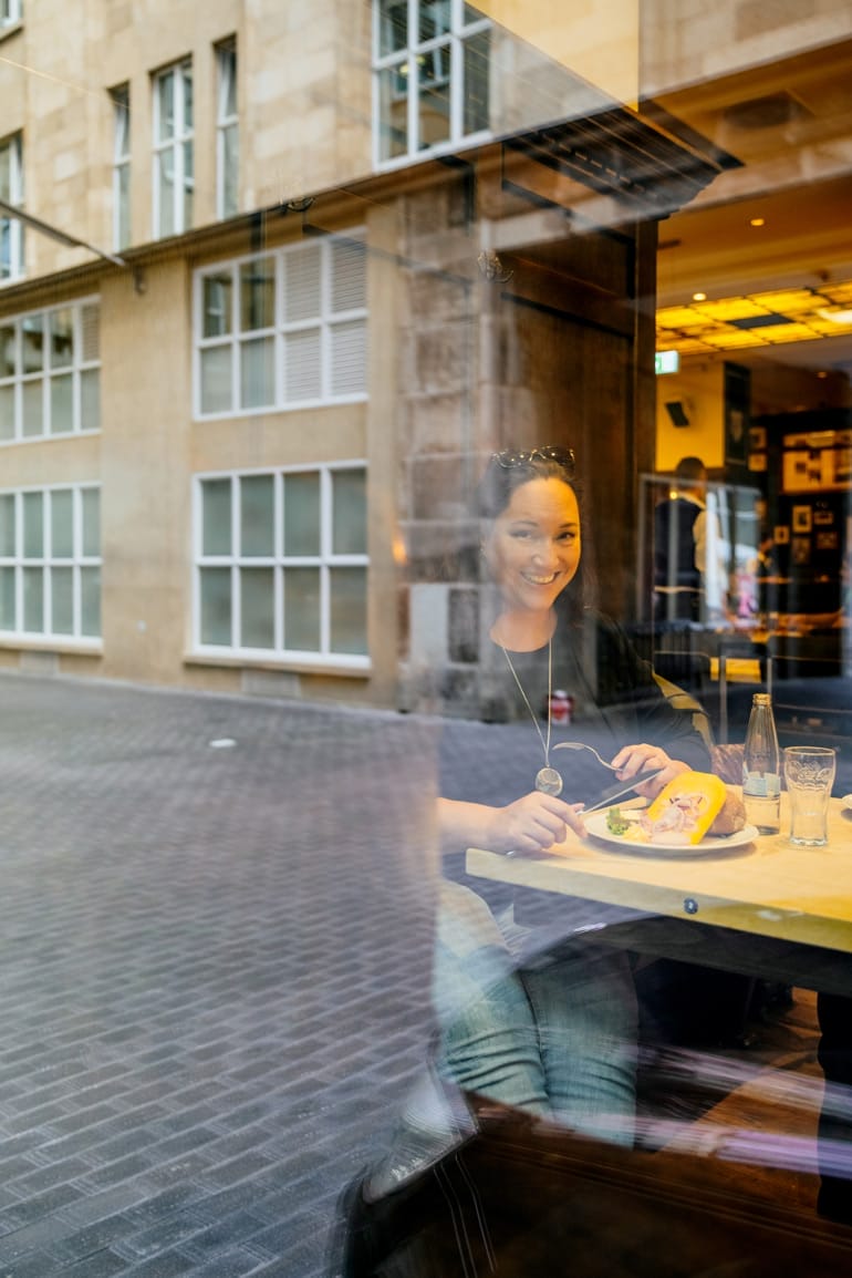 Marie-Luise in einem Lokal