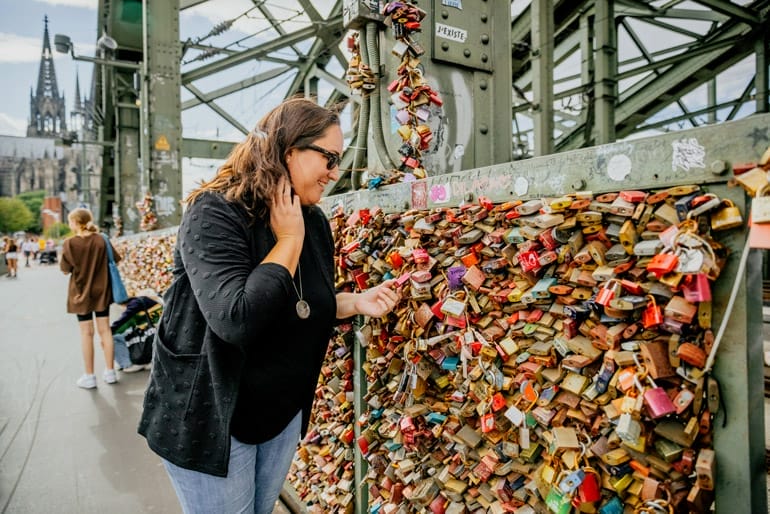 Marie-Luise betrachtet Schlösser an einer Brücke