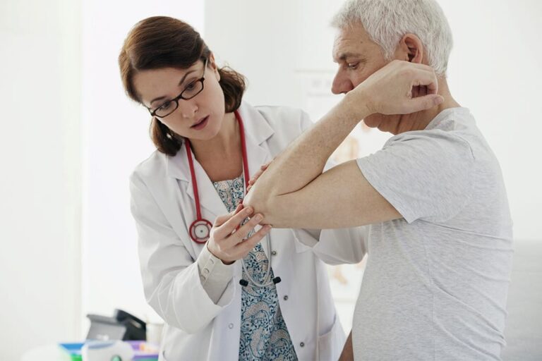 Arzt spricht mit Patient.