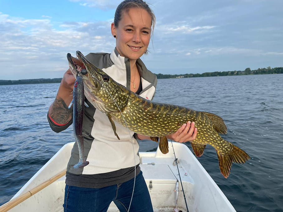 Jessica hält einen Fisch in der Hand