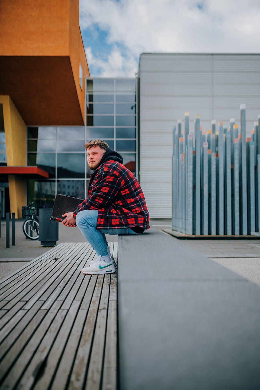 Sören sitzt auf einer Treppe