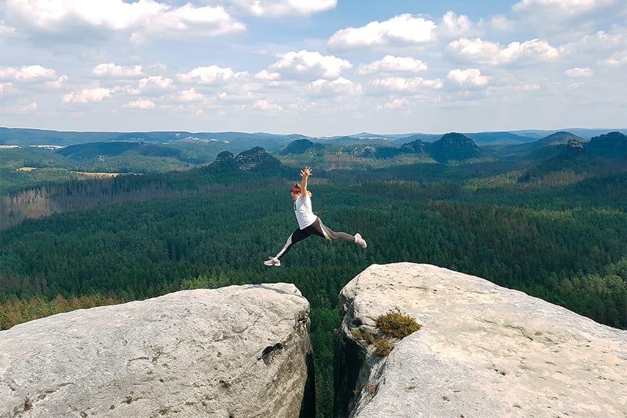 Franziska springt über eine Schlucht