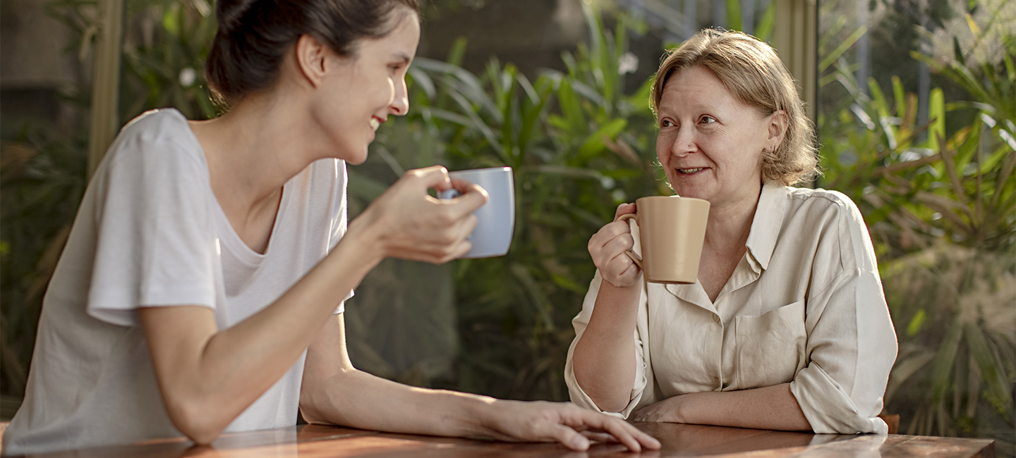 Zwei Frauen trinken Tee und unterhalten sich