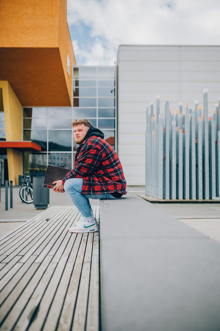 Sören sitzt auf einer Treppe