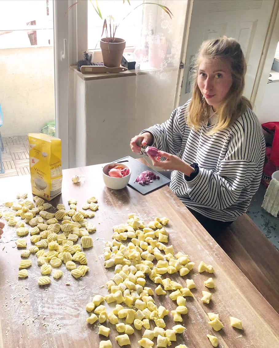 Tabea beim Kochen