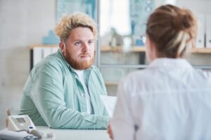 Im Gespräch mit dem Arzt können alle Fragen zum Morbus Crohn geklärt werden.