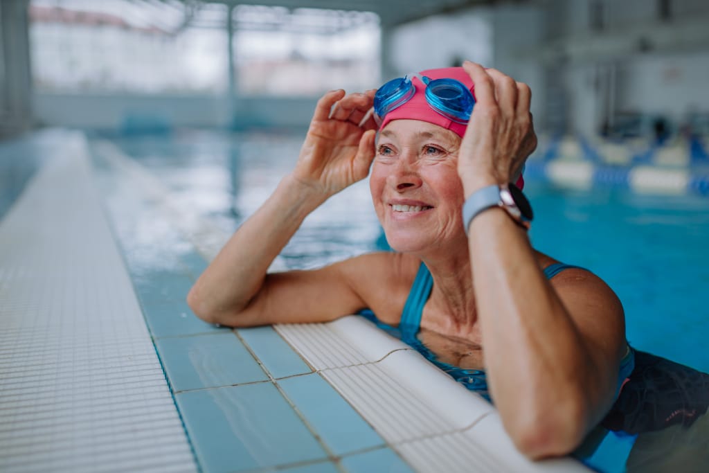 Frau im Schwimmbecken