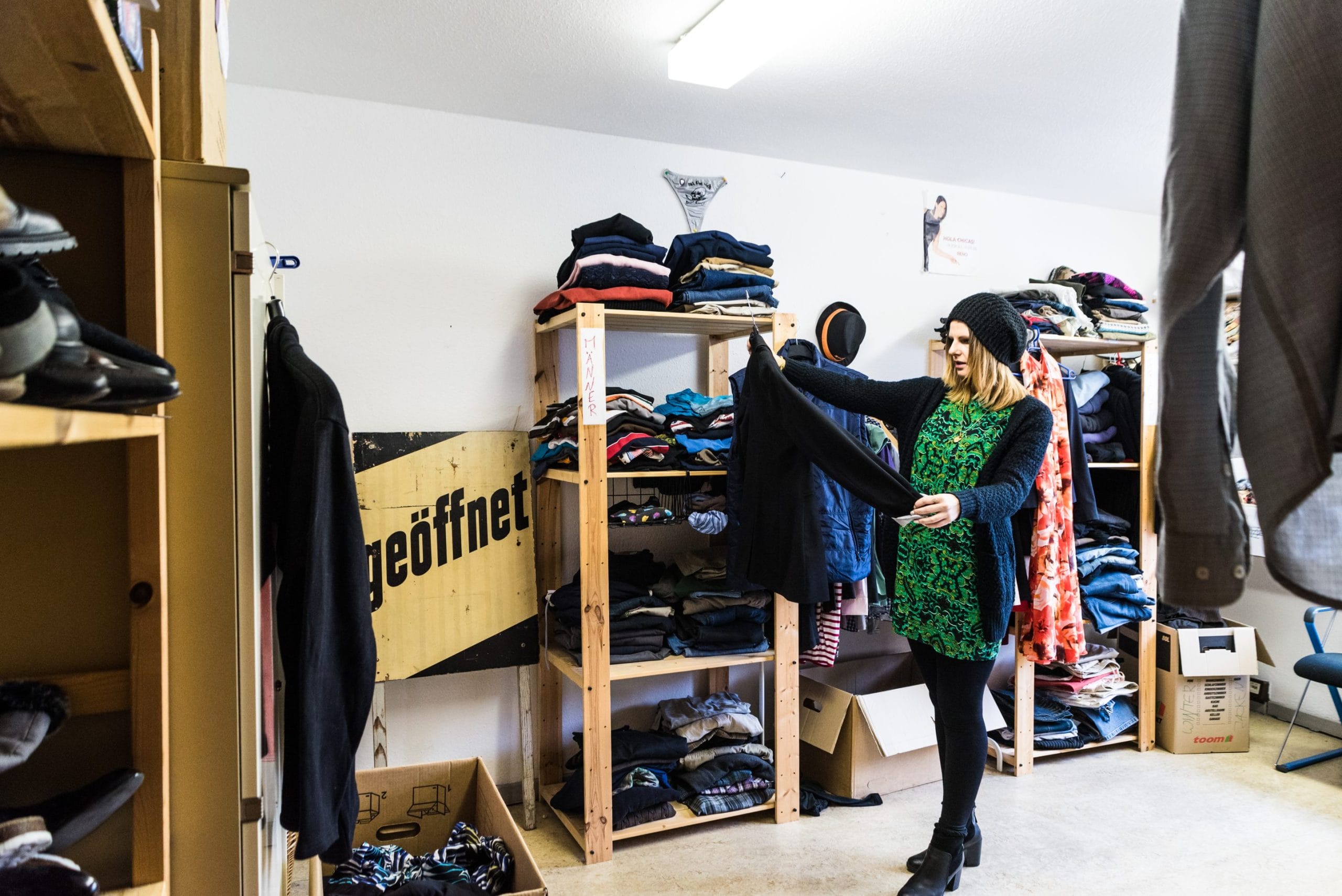 Kleidungsauswahl durch Sozialarbeiterin für Klienten im High Noon – Impression aus der PLUS-Stadt Stuttgart