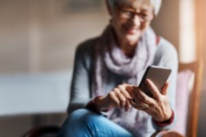 Eine Frau bedient ihr Smartphone